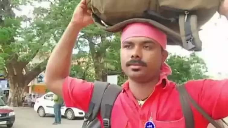 रेलवे स्टेशन के फ्री वाई-फाई से की पढ़ाई और एक कुली बन गया IAS ऑफिसर, पढ़िए सक्सेस स्टोरी Success story of a coolie Sreenath K who became an IAS officer studying with railway station free wifi रेलवे स्टेशन के फ्री वाई-फाई से की पढ़ाई और एक कुली बन गया IAS ऑफिसर, पढ़िए सक्सेस स्टोरी