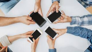 सावधान! आपकी ये 5 आदतें फोन को कर देगी खराब, लंबा चलाना है तो कभी न करें ये काम