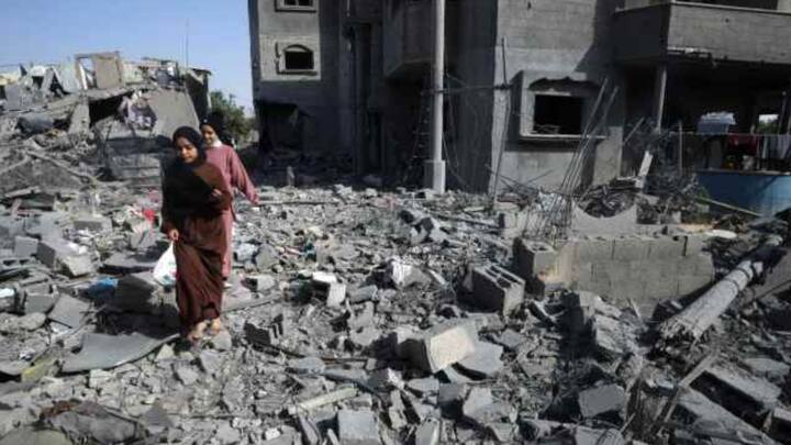 প্যালেস্তাইনের উপর ইজরায়েলি আগ্রাসন নিয়ে বহু দশক ধরেই তপ্ত পশ্চিম এশিয়া। তবে পরিস্থিতি আরও ঘোরাল হয় ২০২৩ সালের ৭ অক্টোবর। ইজরায়েলকে লক্ষ্য করে রকেট ছোড়ে হামাস। আর তার পরই শুরু হয় ভীষণ যুদ্ধ।