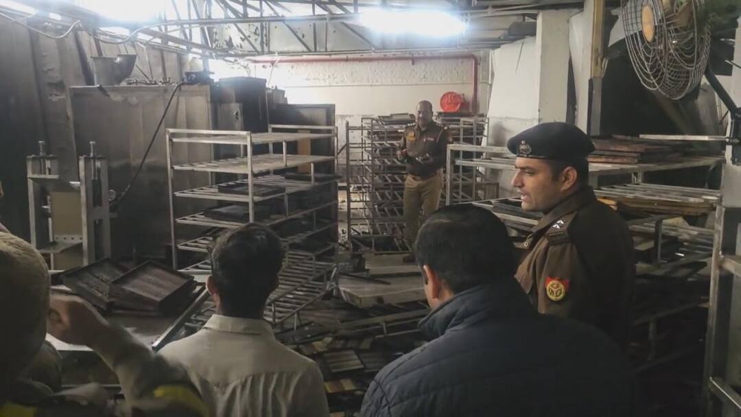 आगरा की बेकरी में ब्लास्ट, 13 लोग घायल, 1 की हालत गंभीर, दमकल ने बुझाई आग Blast in Agra bakery workers injured administration present on the spot आगरा की बेकरी में ब्लास्ट, 13 लोग घायल, 1 की हालत गंभीर, दमकल ने बुझाई आग