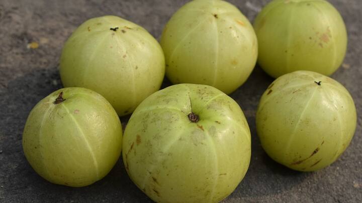 ৩০ মিনিট থেকে ৪০ মিনিট পর্যন্ত রেখে ভাল করে শ্যাম্পু করতে হবে। শ্যাম্পু করার সময় জল যেন খুব ঠান্ডা বা খুব গরম না হয়। এরপর কন্ডিশনার দিয়ে দিতে হবে।