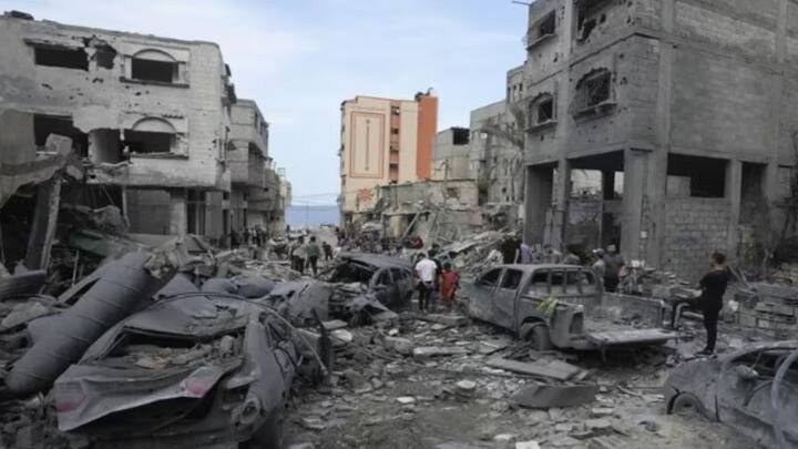 গত ১৫ মাস, অর্থাৎ ৪৬৭ দিন ধরে অবিরাম যুদ্ধ চলেছে ইজরায়েল এবং হামাসের মধ্যে। প্রতিদিন মুহুর্মুহু বোমা বর্ষণ করা হয়েছে গাজায়। বাড়িঘর, হাসপাতাল, স্কুল, কিছুই রক্ষা পায়নি। হাজার হাজার মানুষ প্রাণ হারিয়েছেন, আহত হয়েছেন বহু।