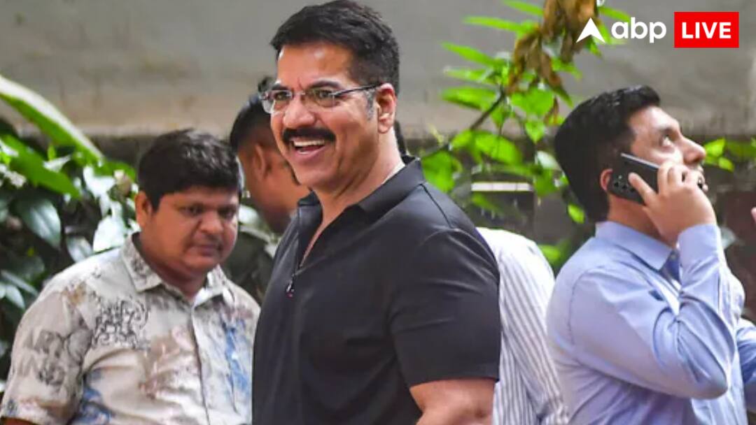 Saif Ali Khan Attack Who Is Encounter Specialist Daya Nayak Seen At Actor's Home सैफ अली खान के हमलावर की आई शामत! 80 से ज्यादा एनकाउंटर करने वाला अफसर दिखा एक्टर के घर, जानें कौन है वो