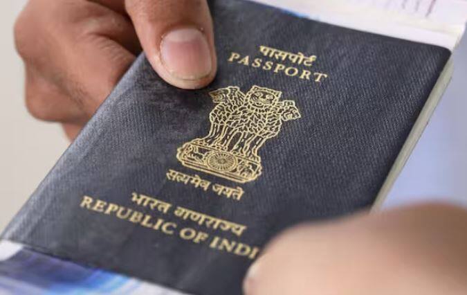 ਆਪਣਾ ਪਾਸਪੋਰਟ ਰੀਨਿਊ ਕਰਨ ਲਈ, ਤੁਹਾਨੂੰ ਔਨਲਾਈਨ ਅਪੌਇੰਟਮੈਂਟ ਲੈਣੀ ਪਵੇਗੀ। ਇਸ ਤੋਂ ਬਾਅਦ ਤੁਹਾਨੂੰ ਪਾਸਪੋਰਟ ਦਫ਼ਤਰ ਜਾਣਾ ਪਵੇਗਾ ਅਤੇ ਸੰਬੰਧਿਤ ਫਾਰਮ ਭਰ ਕੇ ਜਮ੍ਹਾਂ ਕਰਵਾਉਣਾ ਪਵੇਗਾ। ਅਤੇ ਨਵੀਨੀਕਰਨ ਲਈ, 1500-2000 ਰੁਪਏ ਦੀ ਫੀਸ ਜਮ੍ਹਾ ਕਰਨੀ ਪਵੇਗੀ। ਇਸ ਤੋਂ ਬਾਅਦ ਪਾਸਪੋਰਟ ਤੁਹਾਡੇ ਰਜਿਸਟਰਡ ਪਤੇ 'ਤੇ ਪਹੁੰਚਾ ਦਿੱਤਾ ਜਾਂਦਾ ਹੈ।