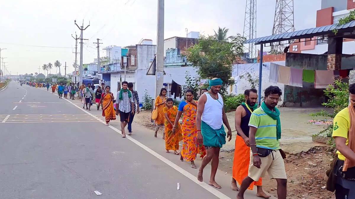 பழனிக்கு பாதயாத்திரை சென்ற பக்தர்கள் மீது மோதிய கார்; இருவர் உயிரிழந்த சோகம்