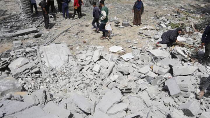 Environmental Quality Authority of Palestine জানিয়েছে, গত ১৫ মাসে শুধুমাত্র গাজাতেই ৮৫০০০ টন বিস্ফোরক ফেলেছে ইজরায়েল। প্রায় ৪ কোটি ২০ লক্ষ টন ধ্বংসাবশেষ পড়ে রয়েছে, যা পরিষ্কার করাতেও বিপদ রয়েছে। ধ্বংস্তূপে চাপা পড়ে থাকা বোমা-রকেট বিস্ফোরণ ঘটলে আরও প্রাণহানির হবে বলে আশঙ্কা।