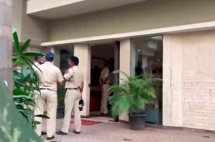 सैफ अली खान पर हुए हमले पर मुंबई पुलिस ने बताया कि आरोपी घर में हमले के कुछ घंटे पहले से ही अंदर मौजूद था.