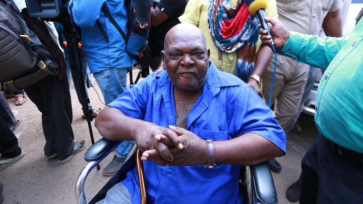 மலேசியா வாழ் தமிழரான மாற்றுத்திறனாளி சுப்ரமணியம் தனது மனைவியுடன் ஜல்லிக்கட்டு போட்டியை பார்க்க வந்துள்ளார். TV யில் தான் ஜல்லிக்கட்டு போட்டியை பார்த்துள்ளேன். இன்று நேரில் பார்க்க வந்ததால் மகிழ்ச்சி அடைகிறேன் என்று தெரிவித்தார்.