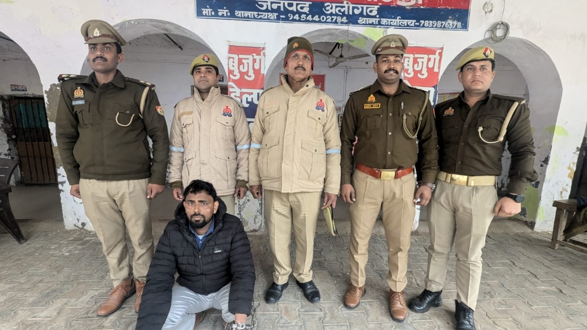 Aligarh News: अलीगढ़ पुलिस ने 13 साल से फरार चल रहे आरोपी को किया गिरफ्तार, आरोपी पर था 25 हजार का इनाम