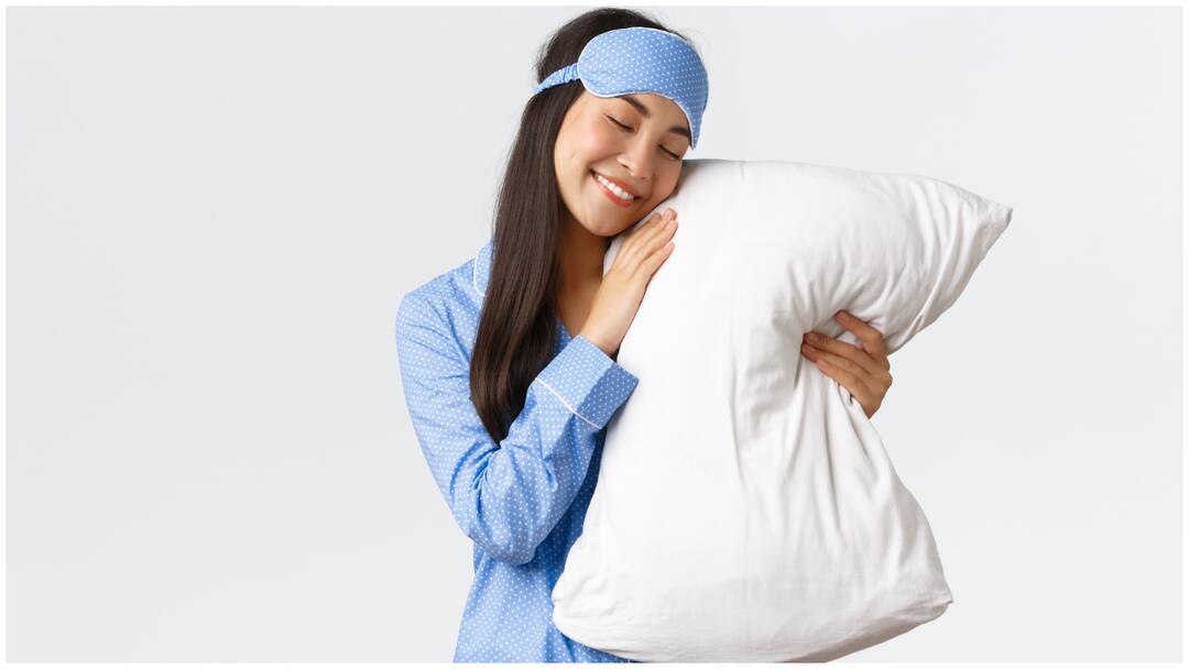 sleeping with pillow positive and negative effects on your sleep and overall health tips for choosing the right pillow Sleeping with a Pillow: தலையணை வைத்து தூங்குவது நல்லதா? கெட்டதா? சரியானதை தேர்வு செய்வது எப்படி?