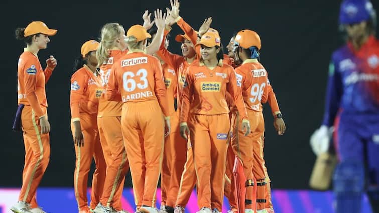 हरमनप्रीत कौर की मुंबई से मंधाना की RCB तक… तस्वीरों में देखें सभी टीमों के स्क्वॉड हरमनप्रीत कौर की मुंबई से मंधाना की RCB तक… तस्वीरों में देखें सभी टीमों के स्क्वॉड