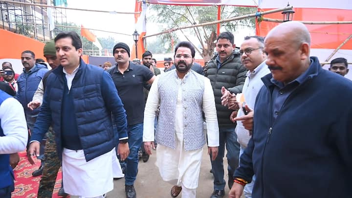 आरा के गांव स्थित बीजेपी के पूर्व राज्यसभा सांसद आरके सिन्हा के आवास पर मकर संक्रांति मिलन समारोह हुआ, जहां मिलन समारोह में पवन सिंह मौजूद रहे. करीब 45 मिनट तक पवन सिंह वहां ठहरे.