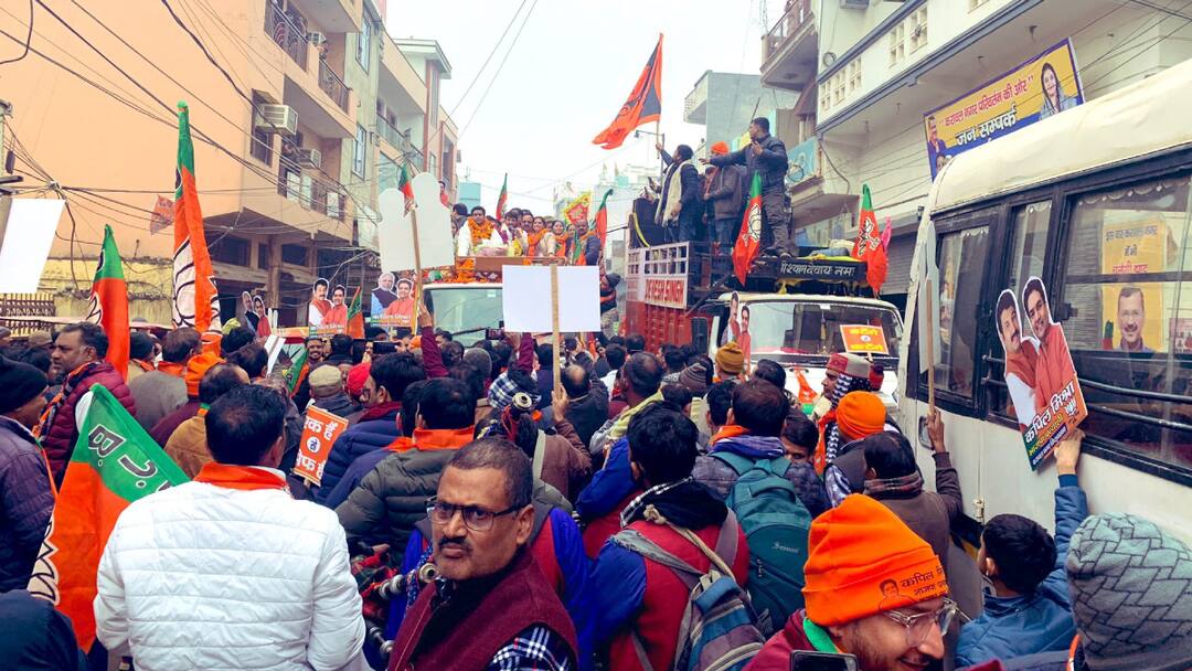 batenge to katenge poster in BJP Leader Kapil Mishra rally BJP उम्मीदवार कपिल मिश्रा के नामांकन में दिखे 'बटेंगे तो कटेंगे' के पोस्टर, महाराष्ट्र में मच चुका है घमासान