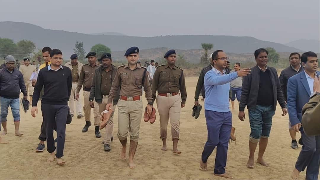 DM SP entered Sakri river with shoes in His hands in Nawada ANN हाथों में जूता लेकर सकरी नदी में उतरे नवादा के DM-SP समेत तमाम अधिकारी, क्या है वजह? जानें