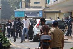 पिता सैफ अली खान से मिलने बेहाल हालत में अस्पताल पहुंचीं सारा अली खान, भाई इब्राहिम भी साथ आए नजर