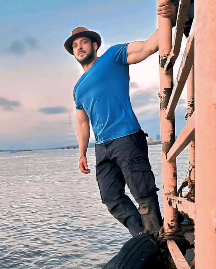 सलमान खान - इस लिस्ट का सबसे पहला नाम बॉलीवुड के दबंग एक्टर सलमान खान का है. जिनके घर पर कुछ महीनों पहले दो लोगों ने फायरिंग की थी. हालांकि तब सलमान अपने घर में मौजूद नहीं थे.