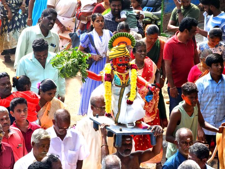 ஆரோவில் மஞ்சு விரட்டில் சுவாமி ஊர்வலத்தில் பொதுமக்கள்