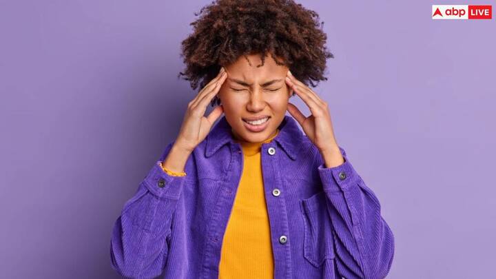 तनाव सिरदर्द से छुटकारा पाने के लिए आपको ध्यान केंद्रित करने और खूब पानी पीने की ज़रूरत है, अपनी आंखों, गर्दन, सिर, कंधे का ख्याल रखें और मालिश करवाएं.