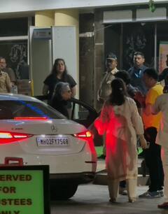 बेबस मां! लडखड़ाते पैरों से घायल बेटे सैफ को देखने पहुंचीं शर्मिला टैगोर, बहन सोहा का भी रो-रोकर बुरा हाल, देखें तस्वीरें