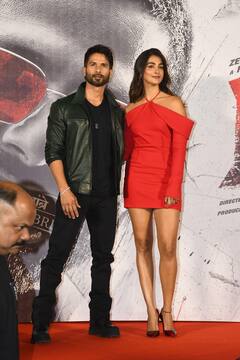 Deva Trailer Launch: शाहिद कपूर का दिखा धांसू अवतार, रेड ड्रेस में पूजा हेगड़े ने ढाया कहर, देखें तस्वीरें