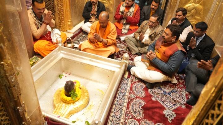 Varanasi News: सीएम योगी आदित्यनाथ दो दिवसीय वाराणसी दौरे पर पहुंचे. इस दौरान उन्होंने विभागीय अधिकारी के साथ बैठक कर जरूरी दिशा-निर्देश दिए. इसके बाद उन्होंने काशी विश्वनाथ में दर्शन पूजन किया.