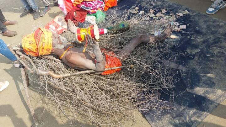 तकरीबन बावन साल के कांटों वाले बाबा का नाम रमेश जी महाराज है. इनका जन्म प्रयागराज के ही एक छोटे से गांव में हुआ था. साल 1990 में जब अयोध्या में रामलला के भव्य मंदिर निर्माण के लिए देश भर में आंदोलन हो रहा था.