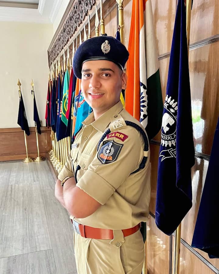 बात पटना के ट्रैफिक एसपी अपराजित लोहान की कर रहे हैं जो इन दिनों खूब सुर्खियों में हैं. कुछ महीने पहले ही अपराजित लोहान पटना के ट्रैफिक एसपी बनाए गए हैं.