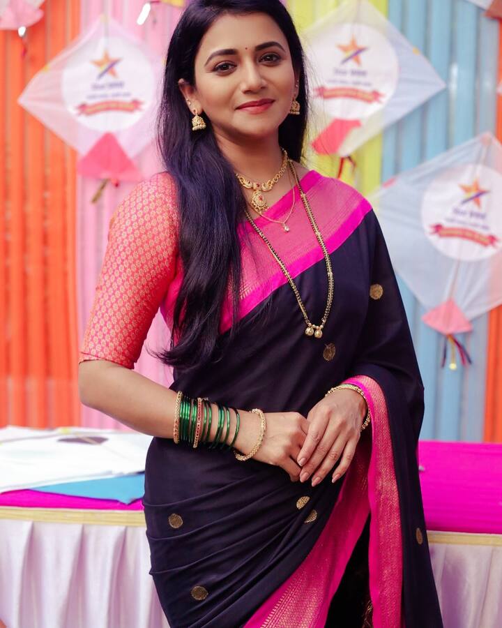 अभिनेत्री जुई गडकरी सध्या छोट्या पडद्यावर सर्वात लोकप्रिय अभिनेत्रींपैकी आहे.