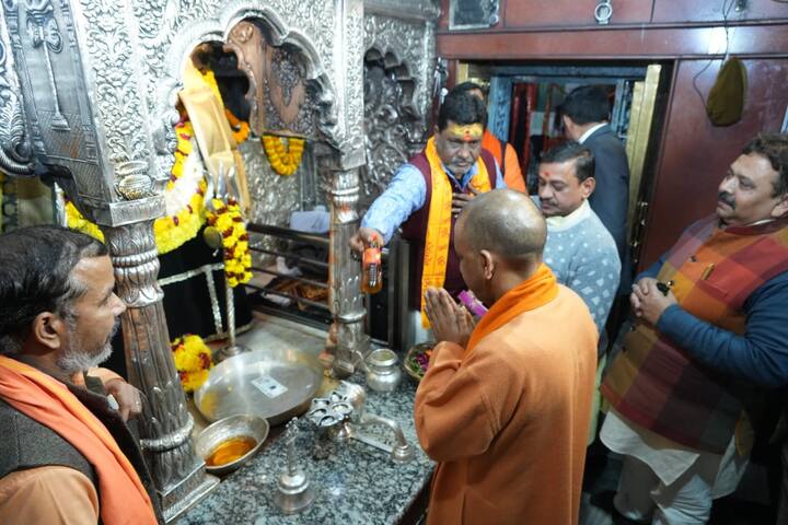 इसके बाद वे काशी के कोतवाल काल भैरव मंदिर पहुंचे जहां उन्होंने विधि विधान से दर्शन पूजन किया.