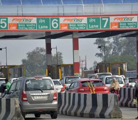 ਉਨ੍ਹਾਂ ਕਿਹਾ ਕਿ ਕੁੱਲ ਟੋਲ ਵਸੂਲੀ ਵਿੱਚ ਨਿੱਜੀ ਵਾਹਨਾਂ ਦਾ ਹਿੱਸਾ ਸਿਰਫ 26 ਪ੍ਰਤੀਸ਼ਤ ਹੈ, ਇਸ ਲਈ ਸਰਕਾਰ ਨੂੰ ਕੋਈ ਨੁਕਸਾਨ ਨਹੀਂ ਹੋਵੇਗਾ। ਗਡਕਰੀ ਨੇ ਕਿਹਾ ਕਿ ਸੜਕ ਆਵਾਜਾਈ ਤੇ ਰਾਜਮਾਰਗ ਮੰਤਰਾਲੇ ਨੇ ਸ਼ੁਰੂਆਤੀ ਤੌਰ 'ਤੇ ਰਾਸ਼ਟਰੀ ਰਾਜਮਾਰਗਾਂ 'ਤੇ FASTag ਦੇ ਨਾਲ ਇੱਕ ਵਾਧੂ ਵਿਸ਼ੇਸ਼ਤਾ ਵਜੋਂ ਸਹਿਜ ਗਲੋਬਲ ਨੈਵੀਗੇਸ਼ਨ ਸੈਟੇਲਾਈਟ ਸਿਸਟਮ (GNSS) ਅਧਾਰਤ ਟੋਲ ਕੁਲੈਕਸ਼ਨ ਸਿਸਟਮ ਨੂੰ ਲਾਗੂ ਕਰਨ ਦਾ ਫੈਸਲਾ ਕੀਤਾ ਹੈ।