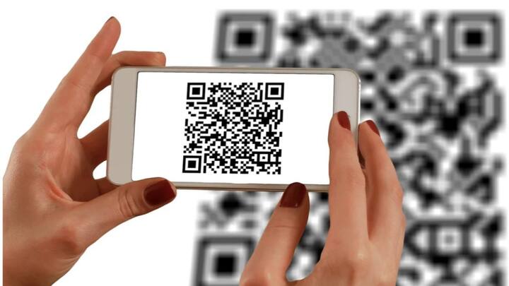 इसलिए हमेशा सोशल मीडिया चलाते वक्त अगर आपको कोई QR कोड दिखता है जो इसे बिना जांचे स्कैन, शेयर आदि न करें.