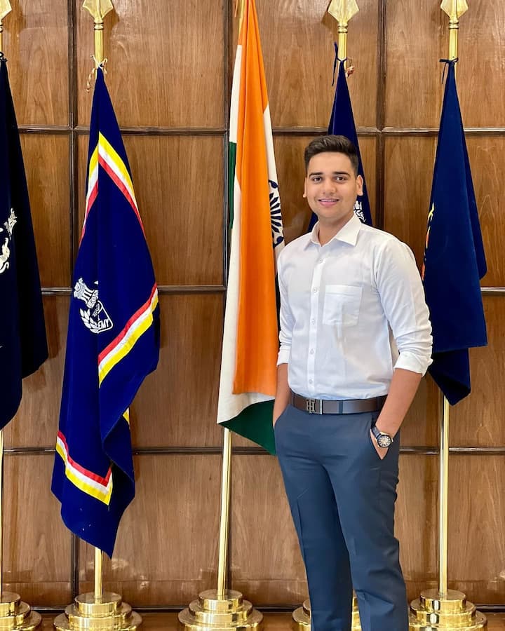 पटना में जब ट्रैफिक एसपी बने तो आते ही उन्होंने बड़ा कदम उठाया था. स्टेशन चौक और वीरचंद पटेल रोड पर नो पार्किंग में खड़ी गाड़ियों का चालान काट दिया. इसमें विधायकों की भी गाड़ियां थीं. जैसे ही विधायकों की गाड़ियों का चालान कटा तो चर्चा तेज हो गई.