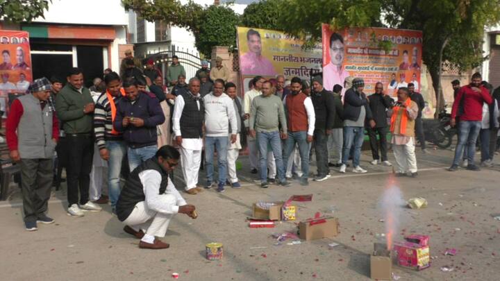 भरतपुर जिले के कई सरपंच शुक्रवार को मुख्यमंत्री भजनलाल शर्मा के भरतपुर स्थित आवास पर पहुंचे और मुख्यमंत्री के पिता को माला पहना कर साफा बांधकर उन्हें मिठाई खिलाकर उनका सम्मान किया और मुख्यमंत्री आवास के बाहर आतिशबाजी कर अपनी खुशी का इजहार किया.