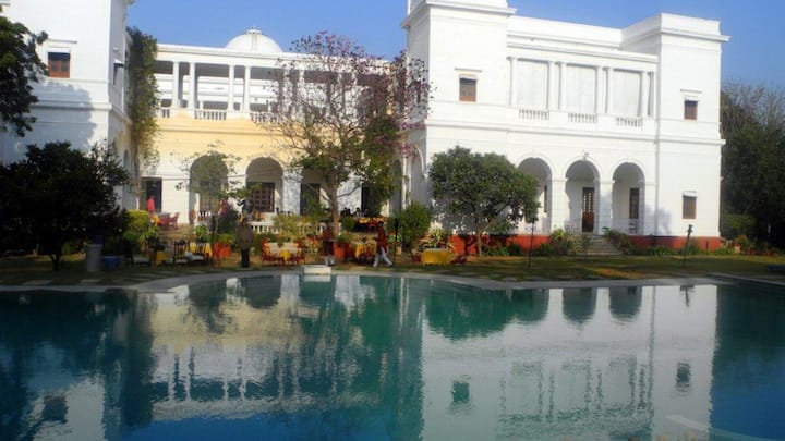 हालांकि जब वह मार्केट खरीदारी के ले जाते हैं तो उनके साथ उनके बाउंसर जरूर होते हैं, लेकिन यहां रहने वाले लोगों को वह कभी ऐसा महसूस नहीं होने देते कि वह एक सेलिब्रिटी है बल्कि एक अच्छे पड़ोसी की तरह सभी ग्रामीणों से मुलाकात करते हैं और उनका हाल-चाल जानते हैं.