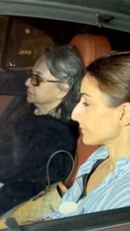 आंखों में आंसू और लडखड़ाते पैरों से घायल बेटे सैफ को देखने पहुंचीं मां शर्मिला टैगोर