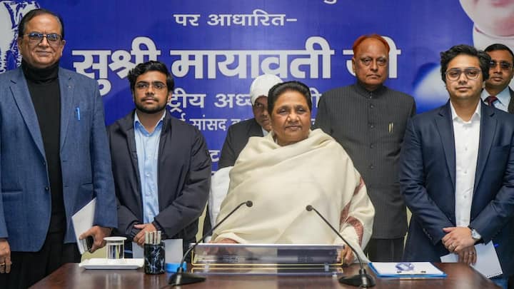 मायावती के साथ ईशान और आकाश आनंद