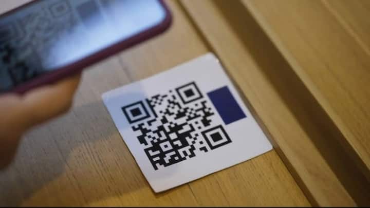 इस डिजिटल जमाने में हम सभी पेमेंट करने के लिए UPI ऐप्स का इस्तेमाल करते हैं. UPI ऐप्स से हम QR कोड को स्कैन कर एक दूसरे के अकाउंट में पैसा ट्रांसफर कर पाते हैं. साइबर क्रिमिनल्स अब इसी तरीके से लोगों को टारगेट कर रहे हैं.