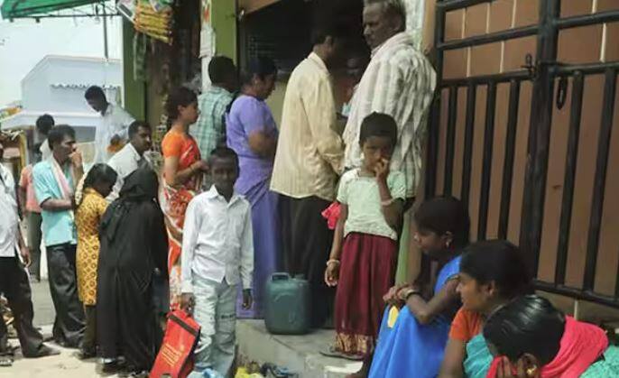 ਅੱਜ ਵੀ ਭਾਰਤ ਵਿੱਚ ਅਜਿਹੇ ਬਹੁਤ ਸਾਰੇ ਲੋਕ ਮੌਜੂਦ ਹਨ। ਜੋ ਦੋ ਵਕਤ ਦੀ ਰੋਟੀ ਵੀ ਨਹੀਂ ਖਾ ਸਕਦੇ। ਇਨ੍ਹਾਂ ਲੋਕਾਂ ਨੂੰ ਭਾਰਤ ਸਰਕਾਰ ਵੱਲੋਂ ਰਾਸ਼ਟਰੀ ਖੁਰਾਕ ਸੁਰੱਖਿਆ ਐਕਟ ਦੇ ਤਹਿਤ ਘੱਟ ਕੀਮਤ 'ਤੇ ਮੁਫ਼ਤ ਰਾਸ਼ਨ ਮੁਹੱਈਆ ਕਰਵਾਇਆ ਜਾਂਦਾ ਹੈ।