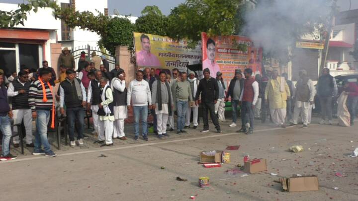 जिलेभर के सरपंच सीएम भजनलाल शर्मा के जवाहर नगर स्थित मकान पर इकट्ठे हुए. सभी सरपंचों ने आतिशबाजी कर और मिठाई बांटकर सीएम का आभार व्यक्त किया है.