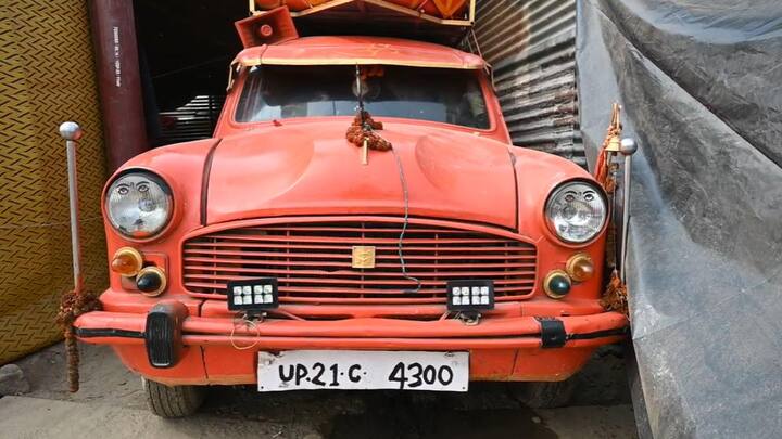 यह कार लगभग 50 साल पुरानी है और लगभग 35 साल पहले उनके भक्तों ने उनका यह कार दी थी. यह कार ही उनका घर और मंदिर है और इसको वह अपनी मां मानते हैं. आईए जानते हैं क्या है इस पूरी कार वाले बाबा की कहानी.