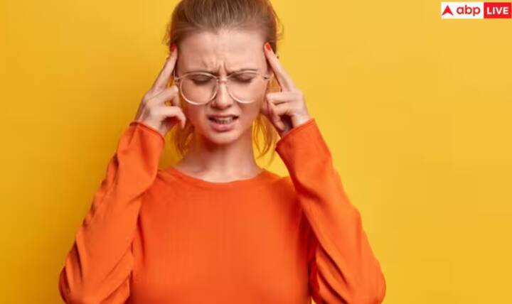 ਜੇਕਰ ਤੁਸੀਂ ਸਿਰ ਦਰਦ ਤੋਂ ਛੁਟਕਾਰਾ ਪਾਉਣਾ ਚਾਹੁੰਦੇ ਹੋ ਤਾਂ ਤੁਹਾਨੂੰ ਆਪਣੀ ਰੋਜ਼ਾਨਾ ਦੀ ਰੁਟੀਨ ਵਿੱਚ ਯੋਗ ਨੂੰ ਸ਼ਾਮਲ ਕਰਨਾ ਚਾਹੀਦਾ ਹੈ ਕਿਉਂਕਿ ਯੋਗ ਕਰਨ ਨਾਲ ਐਂਡੋਰਫਿਨ ਹਾਰਮੋਨ ਨਿਕਲਦਾ ਹੈ। ਇਹ ਸਰੀਰ ਲਈ ਇੱਕ ਕੁਦਰਤੀ ਦਰਦ ਨਿਵਾਰਕ ਹੈ। ਇਹ ਤਣਾਅ ਘਟਾਉਣ ਅਤੇ ਚੰਗੀ ਨੀਂਦ ਲੈਣ ਵਿੱਚ ਮਦਦ ਕਰਦਾ ਹੈ।