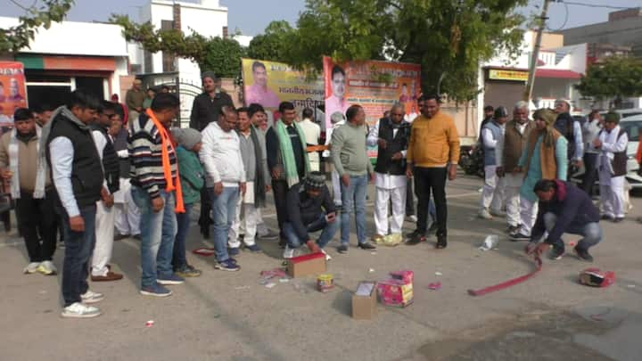 सरपंचों का कहना है कि राजस्थान और केंद्र सरकार द्वारा योजनाओं के लिए जो राशि दी जाती है उनका विकास भी धरातल पर देखने को मिलेगा. भरतपुर जिले के सभी सरपंचों ने सीएम आवास के बाहर आतिशबाजी कर और एक दूसरे को मिठाई खिलाकर धन्यवाद व्यक्त किया है.