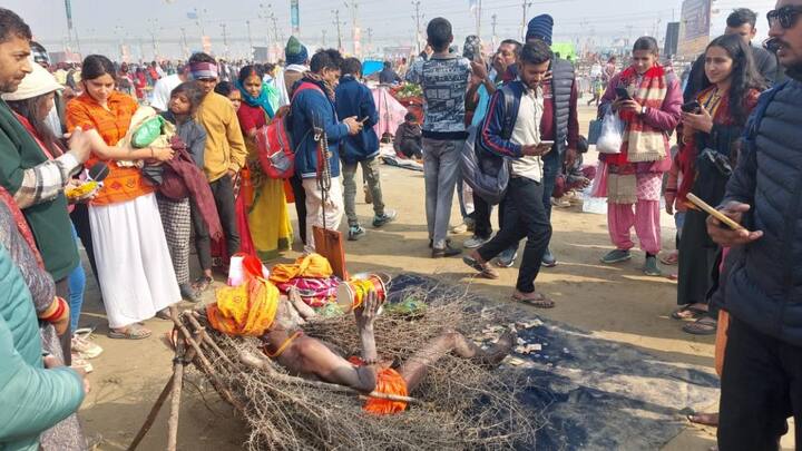 कार सेवा हो रही थी, तब रमेश बाबा की उम्र महज़ सत्रह बरस की थी. कारसेवक बनकर वह भी अयोध्या गए, लेकिन वहां रामभक्तों के साथ होने वाले पुलिसिया सलूक से इतने आहत हुए कि रामलला के अपने धाम में विराजमान होने तक कांटों पर ही लेटे रहने का अनूठा संकल्प ले लिया.