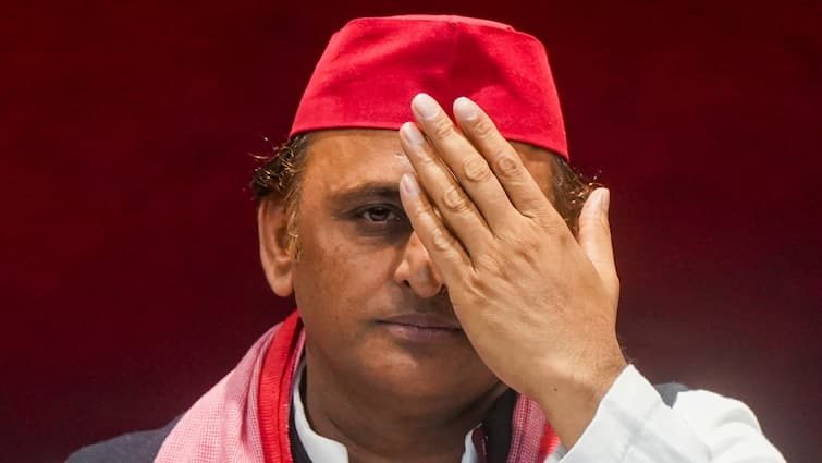 BJP MP Ravi Kishan and Dy CM Brajesh Pathak Angry on Akhilesh Yadav Maha Kumbh Statement अखिलेश यादव ने महाकुंभ के आंकड़ों को बताया फर्जी, अब बीजेपी नेताओं ने लगा दी क्लास