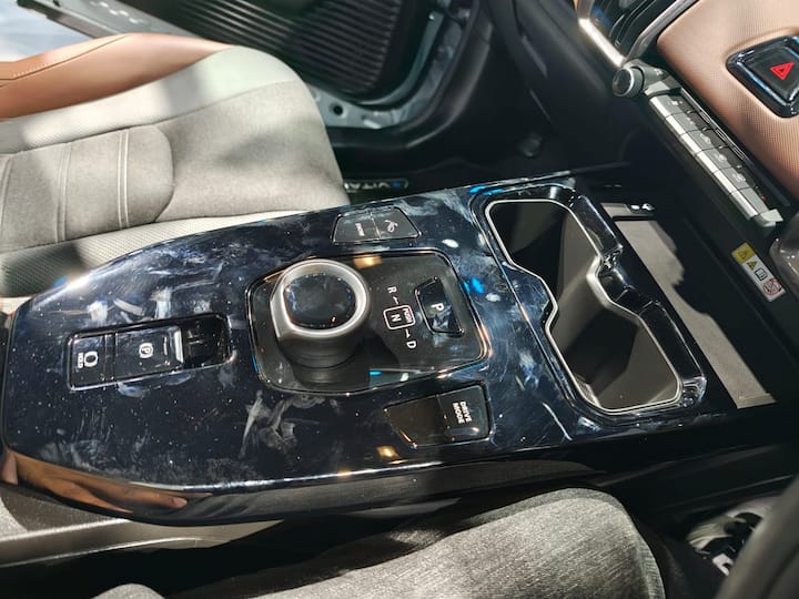 Bharat Mobility Global Expo 2025: প্রতীক্ষার অবসান। Maruti Suzuki অবশেষে ভারত মোবিলিটি গ্লোবাল এক্সপো 2025-তে নিয়ে এল তার বৈদ্যুতিক গাড়ি ই ভিটারা৷ এটি একটি  বৈদ্যুতিক SUV। মনে রাখবেন, এর সঙ্গে ICE SUV এমনকী গ্র্যান্ড ভিটারা নামের কোনও যোগ নেই৷ এটি ইভিএক্স কমসেপ্টের প্রোডাকশন ভার্সন। যা ভারতে আগে দেখানো হয়েছে।