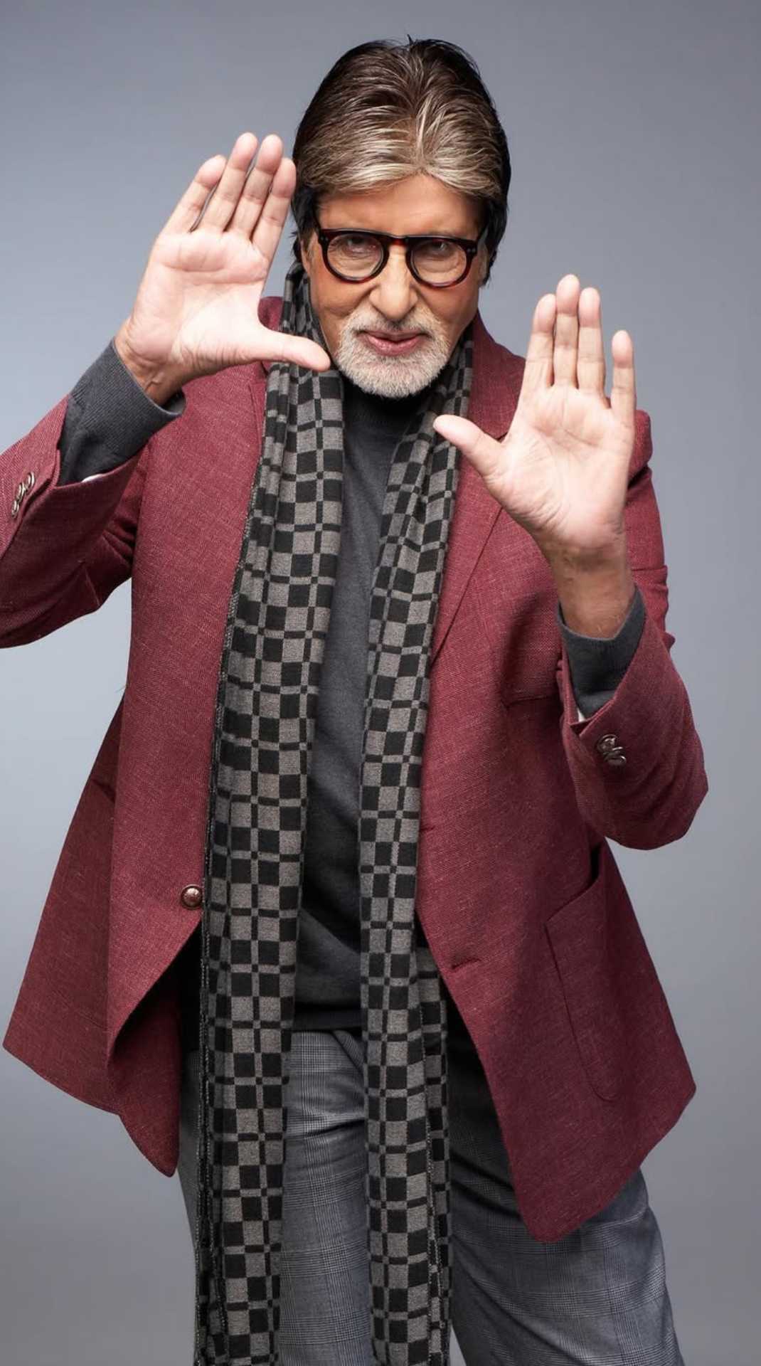 सोनी लिव शेयर किए गए इस वीडियो में अमिताभ कंटेस्टेंट से बात करते नजर आ रहे हैं