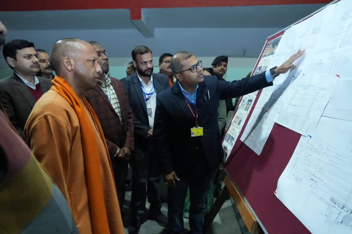 इसके बाद वह बीजेपी के स्थानीय नेताओं के साथ वाराणसी के शहरी क्षेत्र की तरफ निकले.