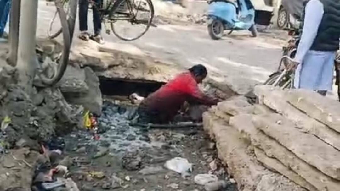 सिरोही के आबूरोड नगर पालिका इलाके में खुले नाले में गिरने से व्यक्ति घायल, लोगों ने जताया रोष Sirohi man fell into an open drain in Abu Road Municipality area in Rajasthan ANN सिरोही के आबूरोड नगर पालिका इलाके में खुले नाले में गिरने से व्यक्ति घायल, लोगों ने जताया रोष