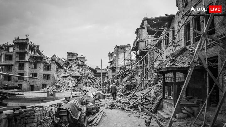 धरती 12 टैक्टोनिक प्लेटों पर स्थित है. इन प्लेटों के टकराने पर जो ऊर्जा निकलती है, उसे भूकंप कहा जाता है. भूकंप की तीव्रता 1 से 9 के आधार तक मापा जाता है.