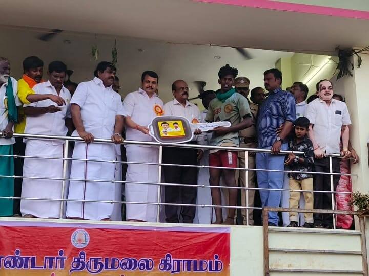 Karur Jallikattu Competition Car prizes for cows and players Jallikattu 2025: கரூர்  ஜல்லிக்கட்டு போட்டி; முதல் பரிசாக ஆல்டோ காரை வென்ற ஜித்தன் மாடு